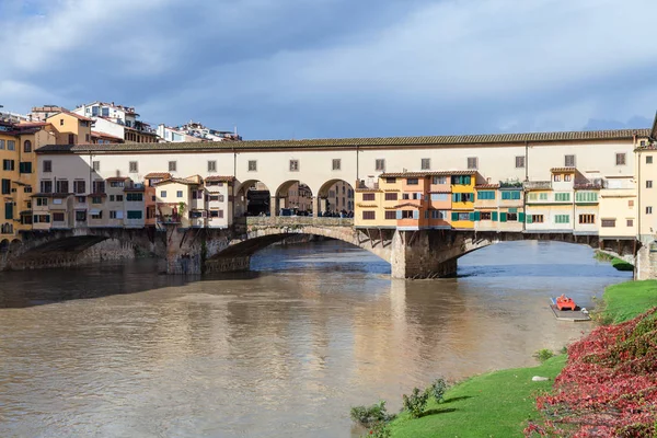 Vue sur Ponte Vecchio en automne ensoleillé — Photo