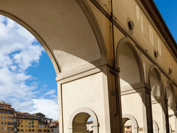 Vasari corridor in Florence stad in zonnige dag — Stockfoto