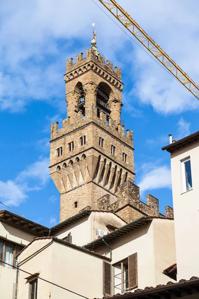 Wieża z Palazzo Vecchio nad domami w Florencja — Zdjęcie stockowe