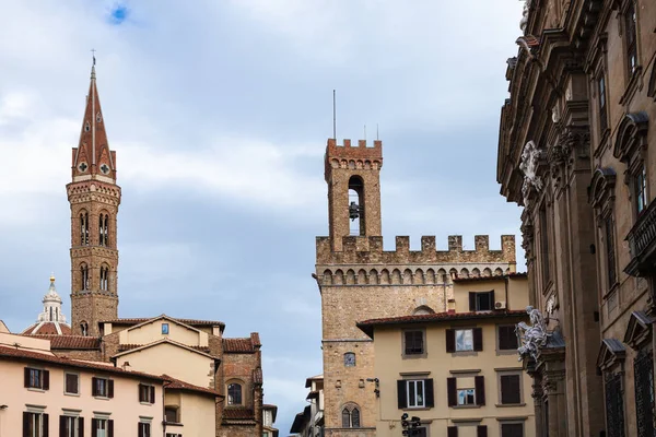 Torres Badia Fiorentina y bargello sobre casas — Foto de Stock