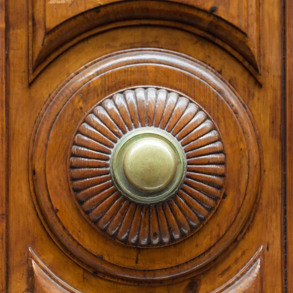 Brass ring knob on wooden door in Florence — Stock Photo, Image