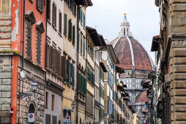 Cathedral Santa Maria del Fiore trough street — Stock Photo, Image