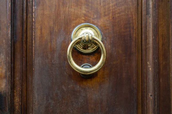 Golpeador de anillo de latón en la vieja puerta de madera en Florencia — Foto de Stock