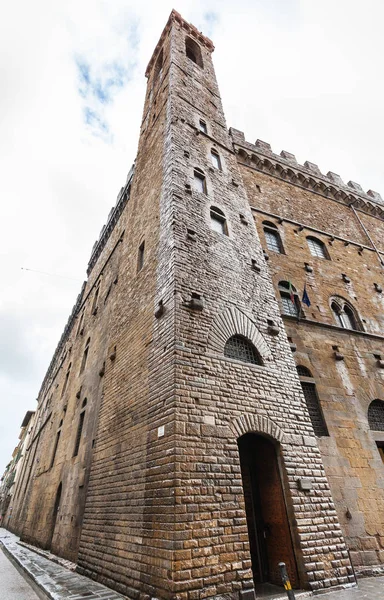 Torre bagnata del palazzo del Bargello a Firenze sotto la pioggia — Foto Stock