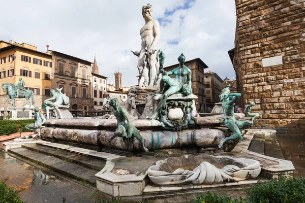 Fontana bagnata di Nettuno nella città di Firenze in autunno — Foto Stock