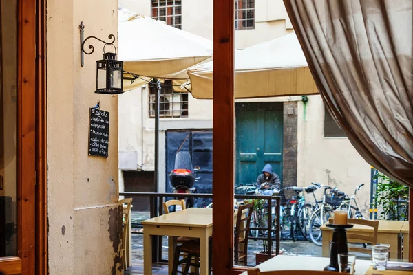 Empty restaurant in autumn season in Florence — Stock Photo, Image