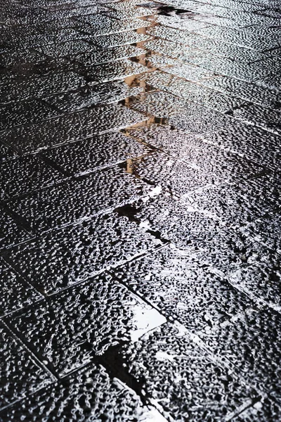 Υγρή μαύρη πέτρα πεζοδρόμιο μετά τη βροχή — Φωτογραφία Αρχείου