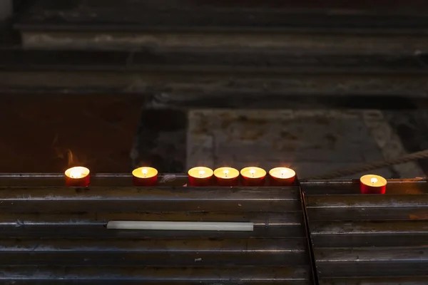 Quemar velas de conmemoración en la iglesia —  Fotos de Stock