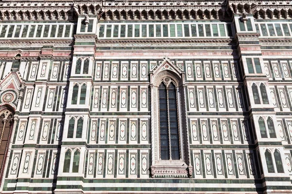 Pohled na okrasné zdi Florencie Duomo — Stock fotografie