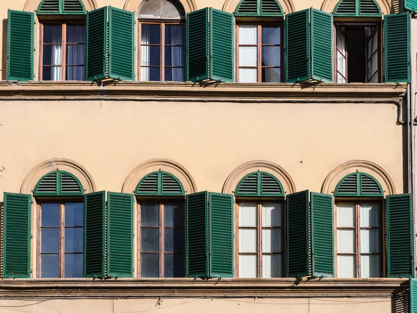 Facciata della casa urbana con tende da finestra verdi — Foto Stock