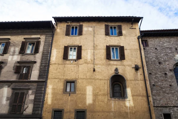Фасады старых многоквартирных домов во Флоренции — стоковое фото