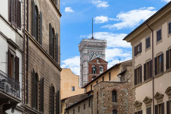 Campanile y campanario sobre casas urbanas — Foto de Stock