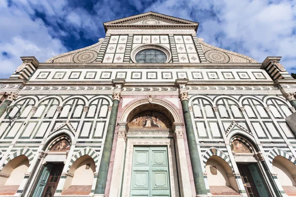 Homlokzata a templom a Santa Maria Novella di Firenze — Stock Fotó