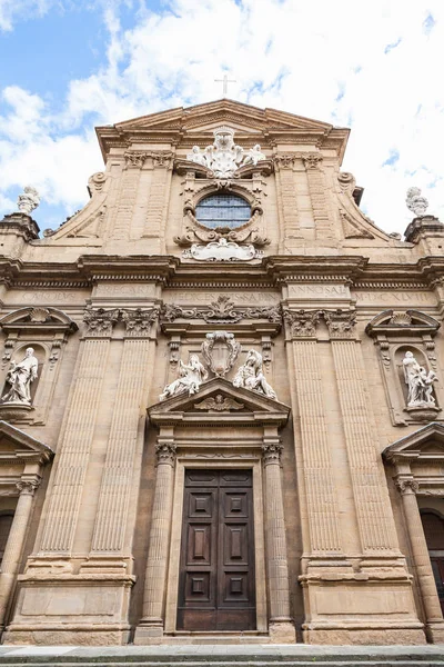 Vooraanzicht van de Chiesa dei santi michele e gaetano — Stockfoto