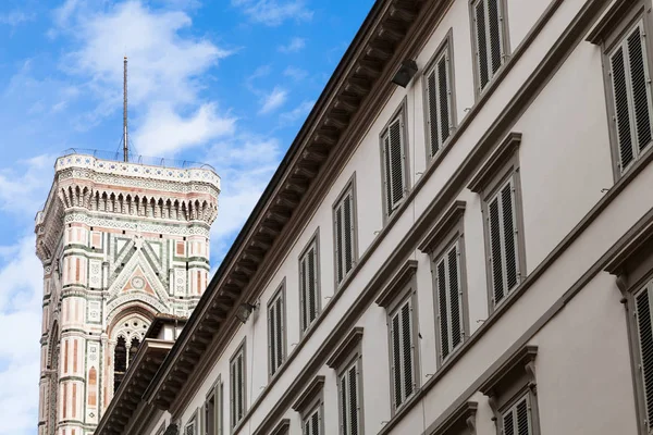 Campanile přes bytový dům ve Florencii — Stock fotografie