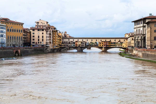 Wody rzeki Arno i most Ponte Vecchio, jesienią — Zdjęcie stockowe