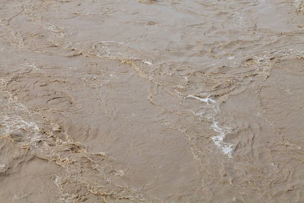 Agua sucia del río Arno en la ciudad de Florencia —  Fotos de Stock