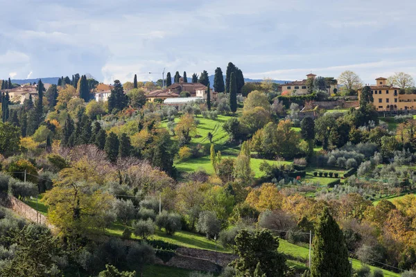 Vista acima dos jardins verdes no subúrbio de Florença — Fotografia de Stock