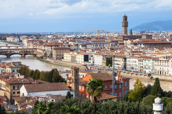 Skyline de la ciudad de Florencia con puente y palacio —  Fotos de Stock