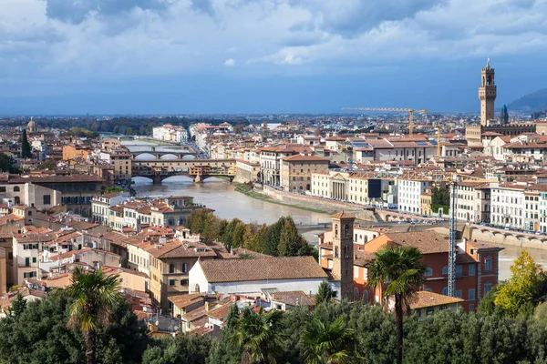 Paysage urbain Florence avec pont et palais — Photo