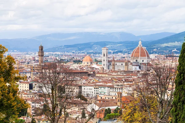 Над городом Флоренция в осенний день — стоковое фото