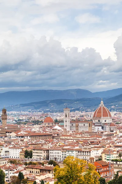 Bewolkte hemel over centrum van Florence stad — Stockfoto