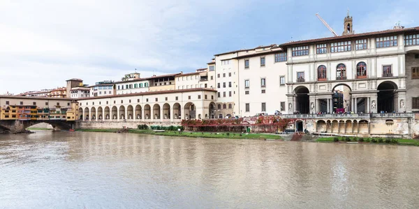 Ponte vecchio, vasari corridor and Uffizi Gallery — Stock Photo, Image