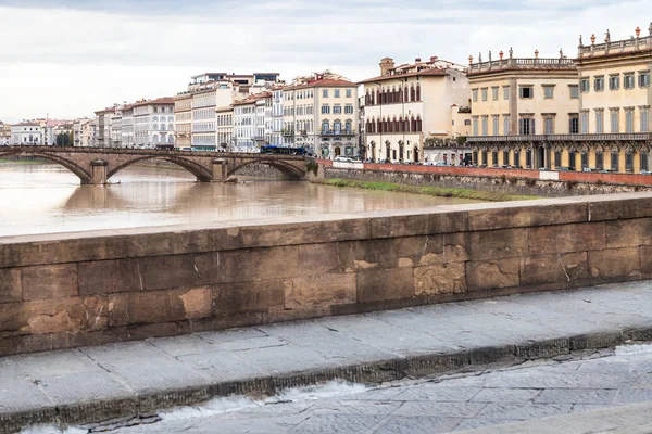 Mosty a nábřeží ve městě Florencie na podzim — Stock fotografie