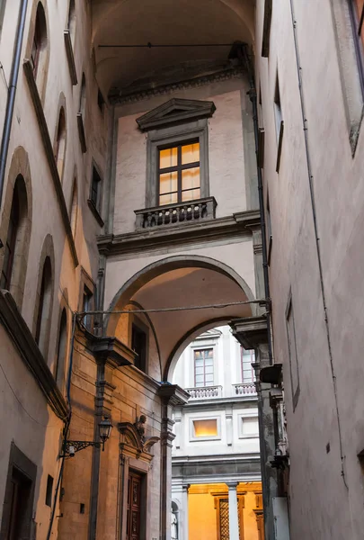 Дом в арке в историческом районе Флоренции — стоковое фото