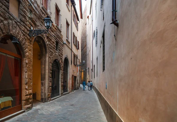 Узкая улица в историческом районе Флоренции — стоковое фото