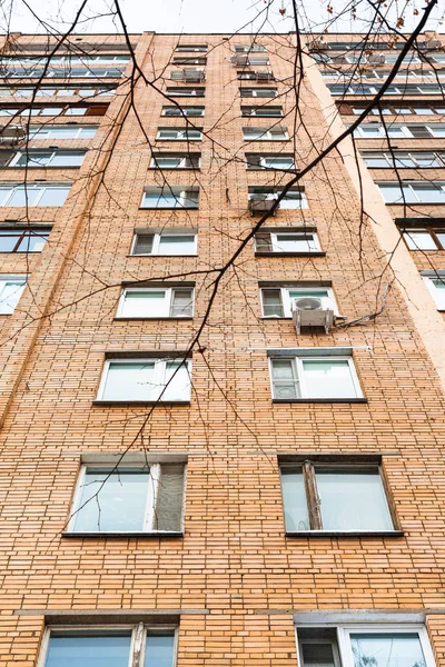 Fachada de casa apartamento de tijolo de vários andares — Fotografia de Stock