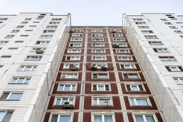 Fassade eines mehrstöckigen Mehrfamilienhauses — Stockfoto