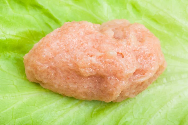 Zoute kaviaar van Oostelijke nawaga op groen blad — Stockfoto