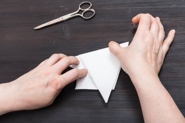 eller şekil yapmak için kağıt katlama