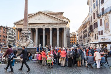 insanların önünde Roma'da Pantheon yapılar/Mimariler