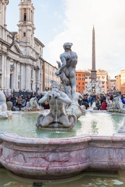 Fontana del Moro: Roma 'daki Piazza Navona üzerine