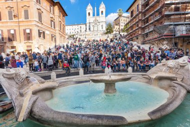 Fontana della Barcaccia ve kalabalık turist