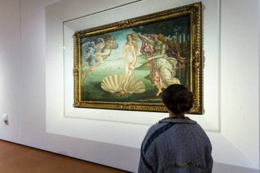 Uffizi Galerisi Botticelli odasında ziyaretçi