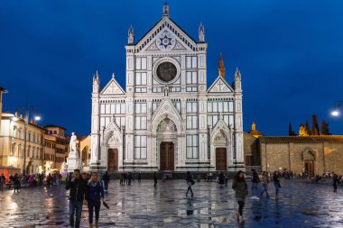 Piazza di Santa Croce yağmurlu gecede insanlar