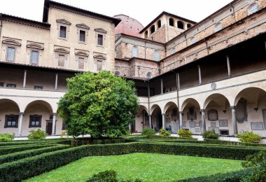 Basilica di San Lorenzo yağmurda avlu