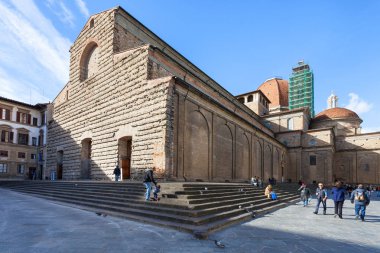 Basilica di San Lorenzo adımlardan turistlere