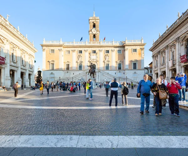 Mensen op de Piazza del Campidoglio in Rome — Stockfoto