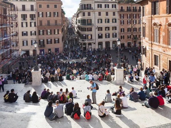 Touristin auf spanischen Stufen in Rom — Stockfoto