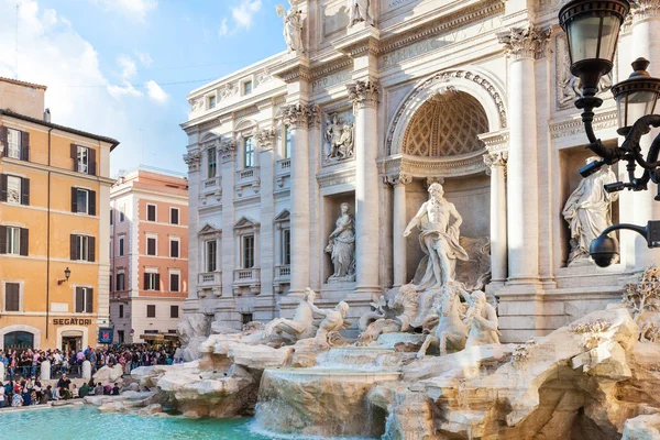 Mensen in de buurt van Trevi-fontein in Rome stad — Stockfoto