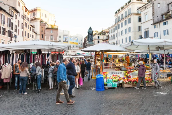 Turisté na pouliční trh na náměstí Campo de Fiori — Stock fotografie