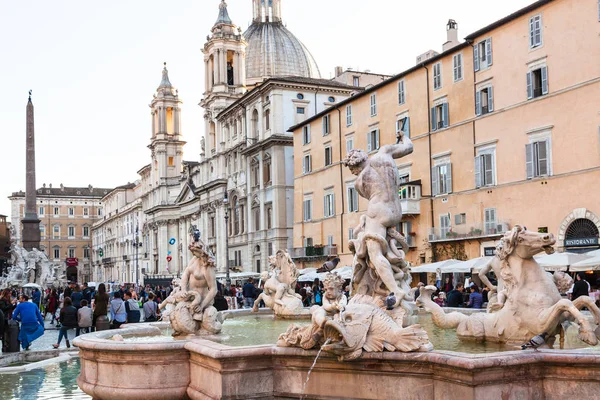 Fontaine de neptune et église sant'agnaise à Rome — Photo