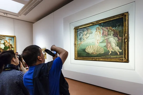 Návštěvník se vyfotit v místnosti galerie Uffizi — Stock fotografie