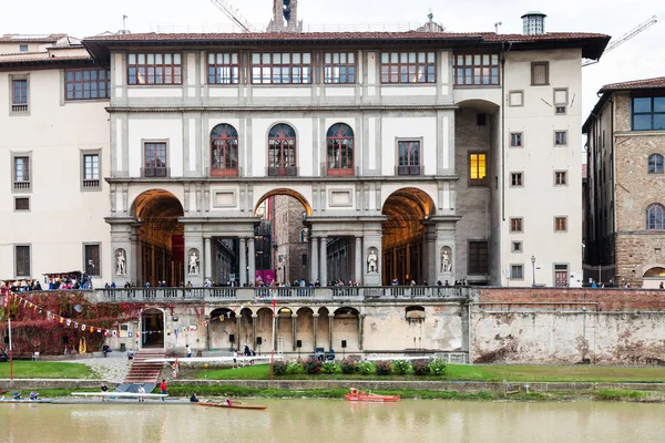 Widok z przodu z galerii Uffizi, od rzeki Arno — Zdjęcie stockowe