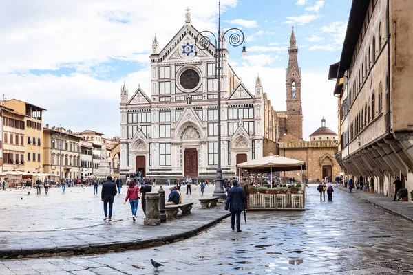 Touristes sur la Piazza di Santa Croce avec Basilique — Photo