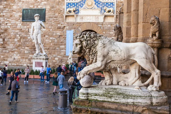Medici Leeuw en ingang van Palazzo Vecchio — Stockfoto